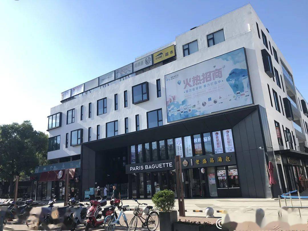 还有相对成熟的生活氛围,比如颛桥万达广场.