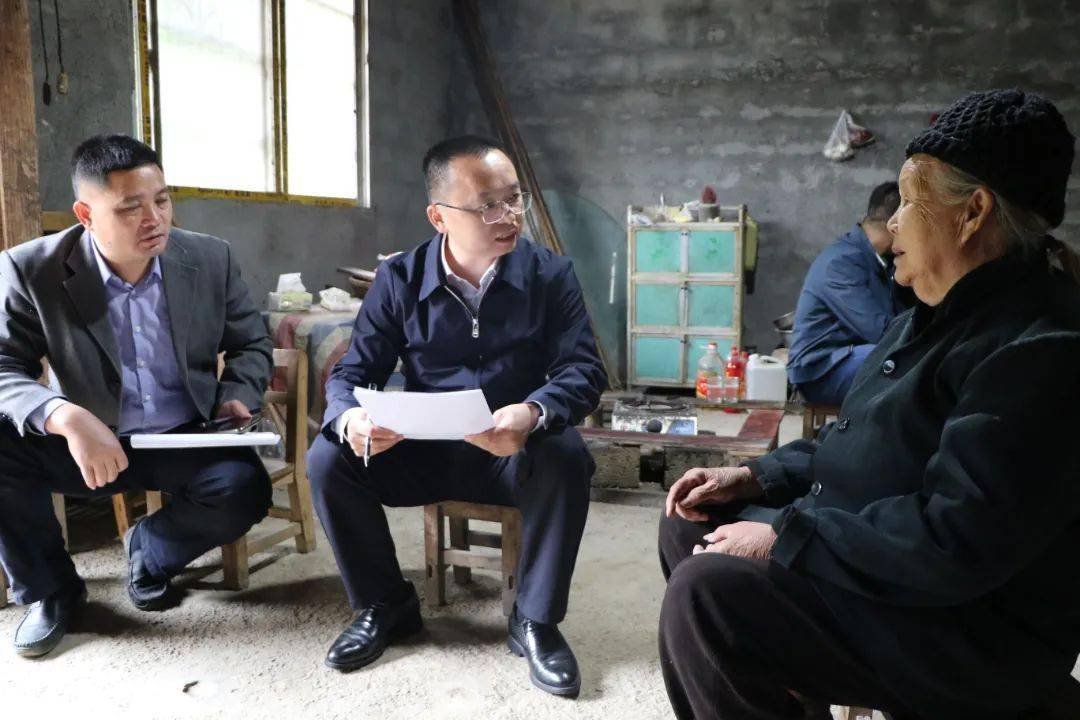 乡永仁村留洞屯脱贫户莫任女笑着告诉到家中入户走访的县委书记李建君