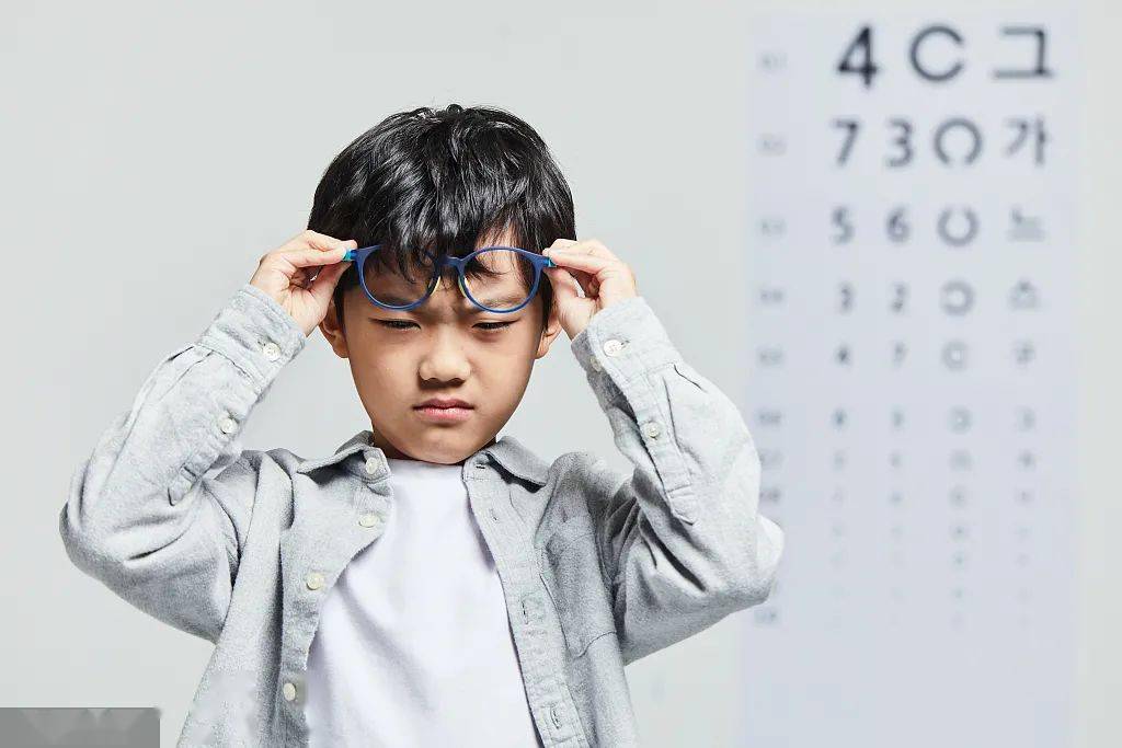 验光专题丨孩子轻度近视，戴眼镜究竟是好是坏？
