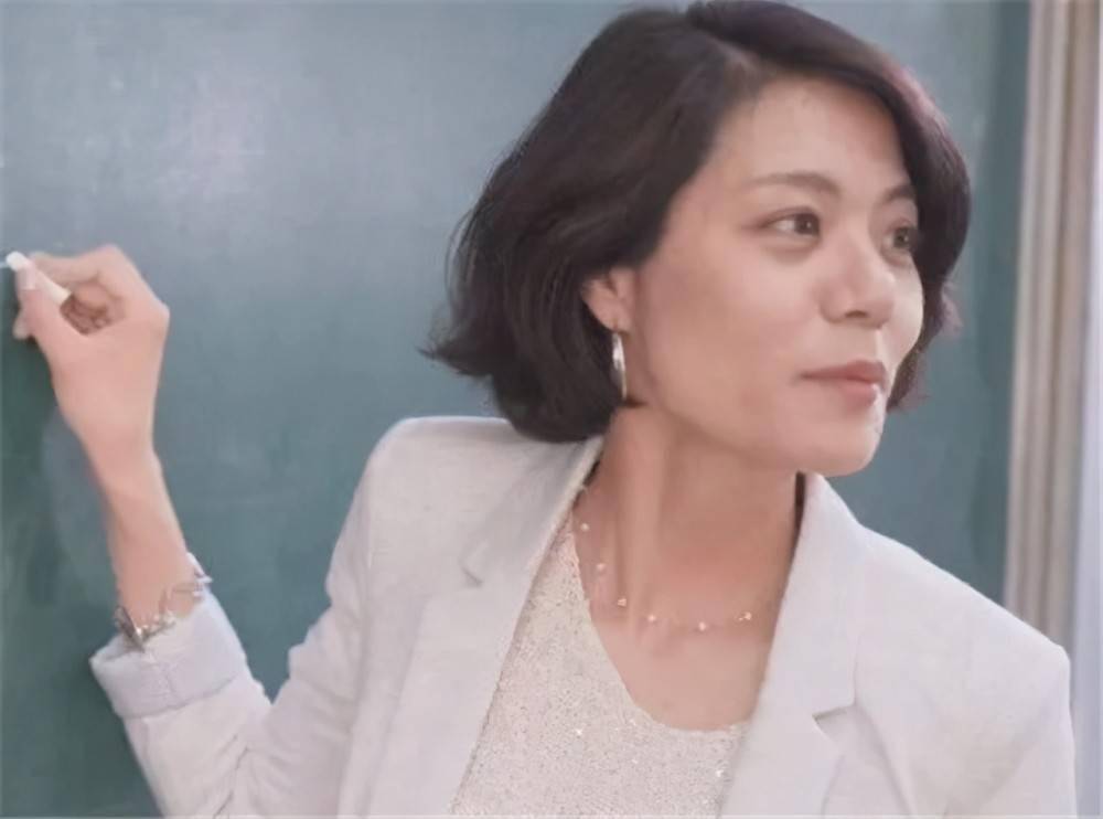 陈果似乎却并不当回事,像往常一样准时上课,准时下课,生活没受影响