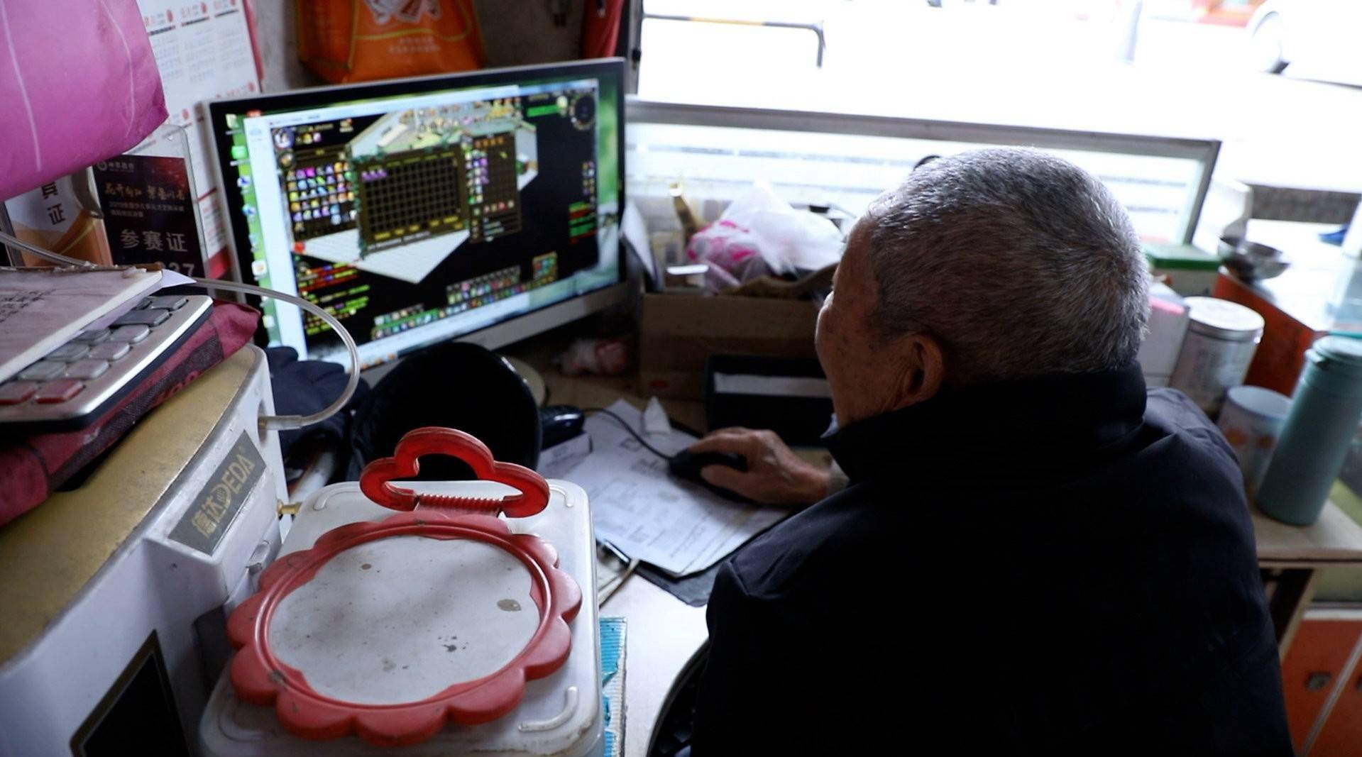 80岁老人每天玩游戏6小时锻炼脑筋预防老年痴呆