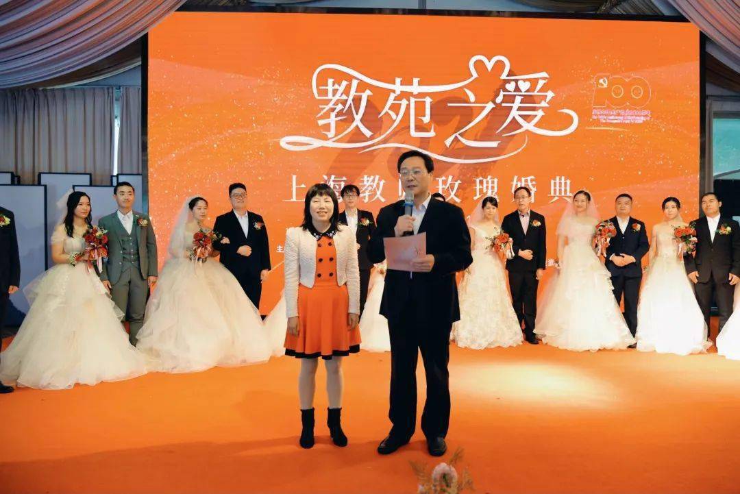 2021年度"海上最美家庭"王大中,吴淑晶夫妇向新人们致祝福辞,他们首先