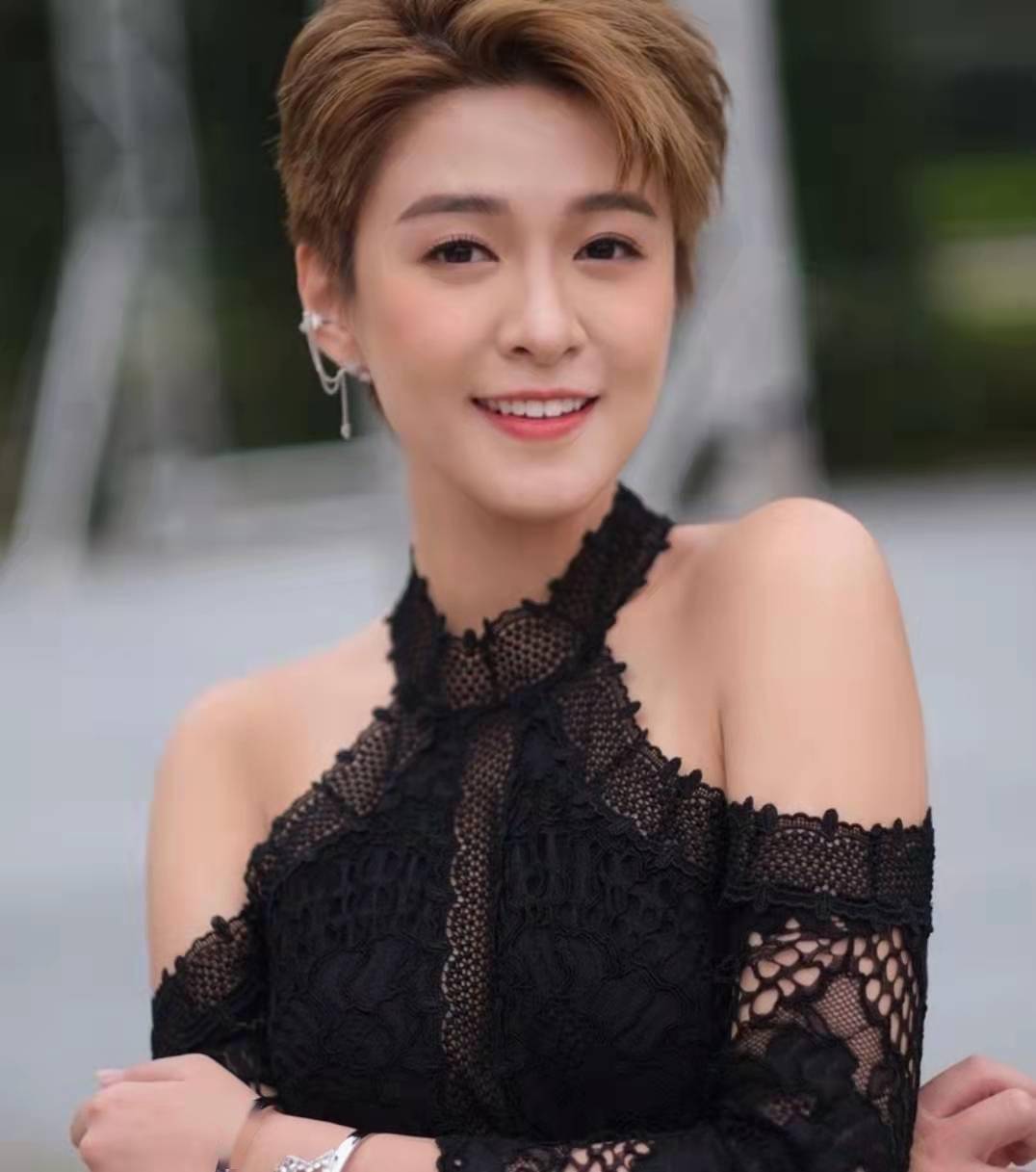 泳衣上阵秀事业线tvb小花江嘉敏腰间肥肉成亮点被吐槽失美感