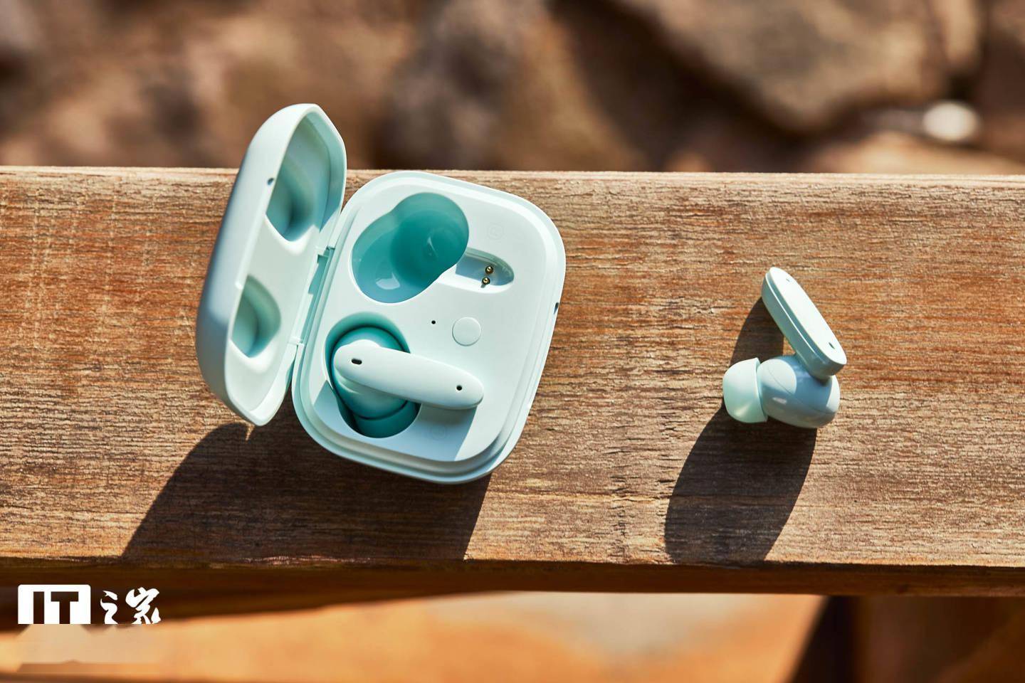 【IT之家开箱】魅蓝 Blus+ 主动降噪蓝牙耳机图赏