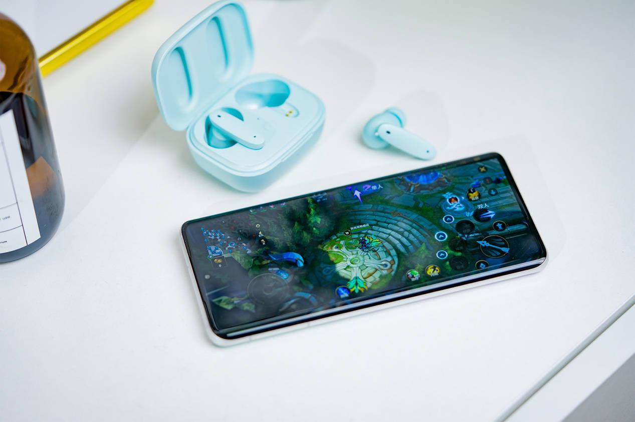 魅蓝 Blus+ 主动降噪耳机发布：低延时游戏模式+天青配色