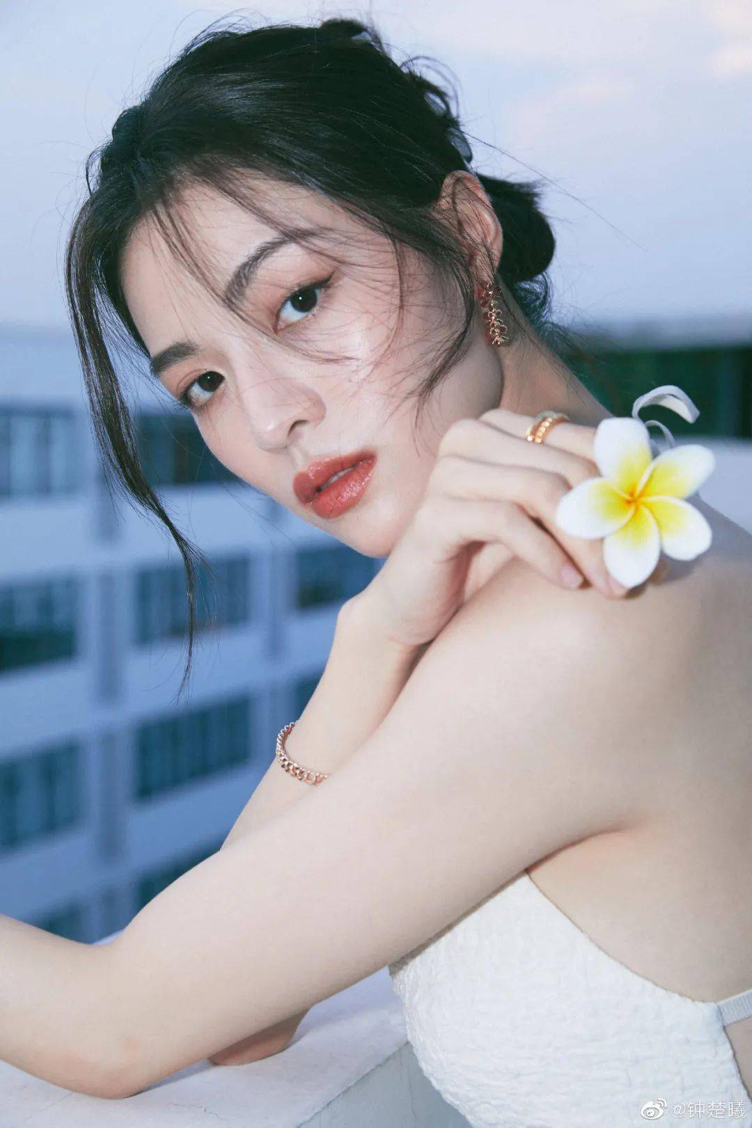 唇膏被赵丽颖吹爆，李佳琦的嘴到底有多好看？