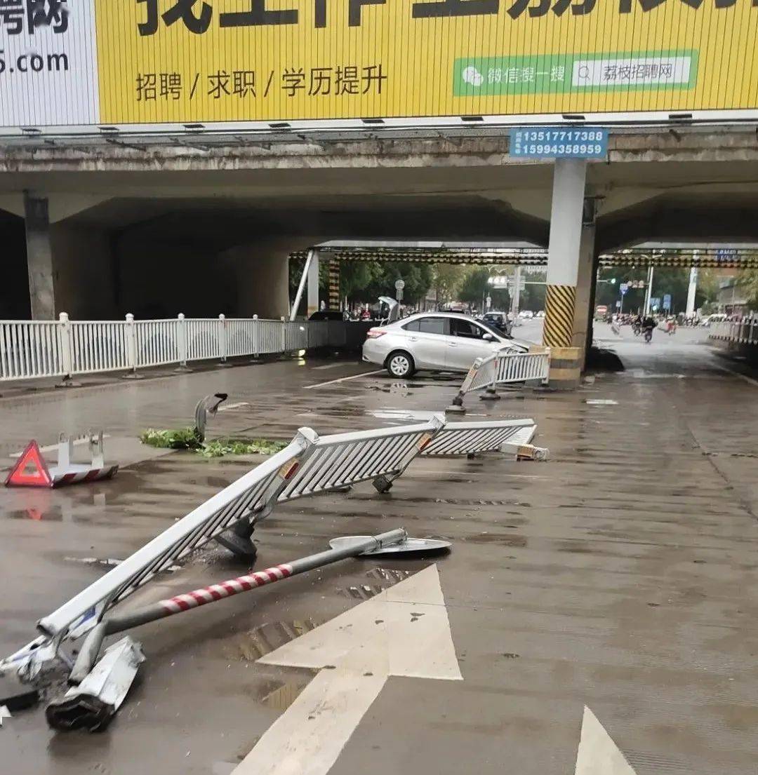 今天早上经过中山路,发现在铁路桥的位置发生车祸了,中间的隔离栏已经