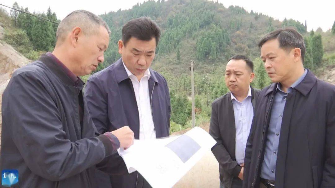 在行动现场,王定明现场召开行动部署会,进行统一部署,调度,要求各部门