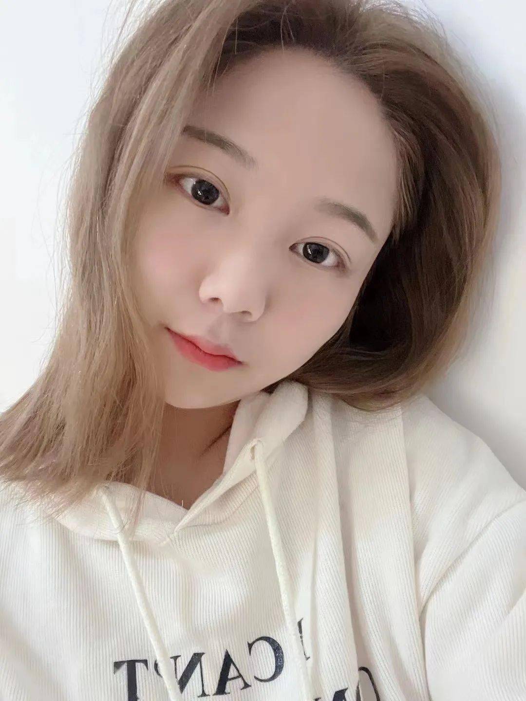 娇小可爱的97年萌妹纸性格有趣喜欢唱歌少女感十足
