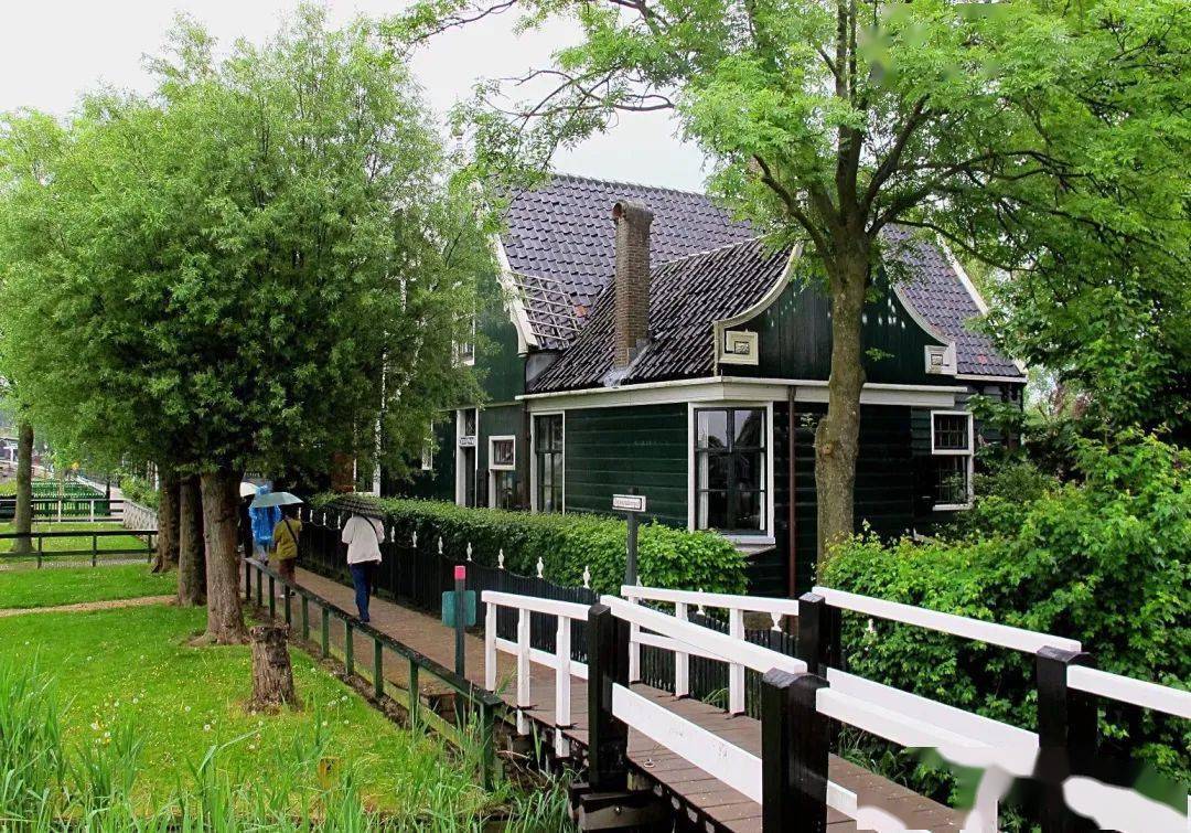 第二天我们早早起床,发现酒店外旁有一座清静的小镇,十足的北欧建筑