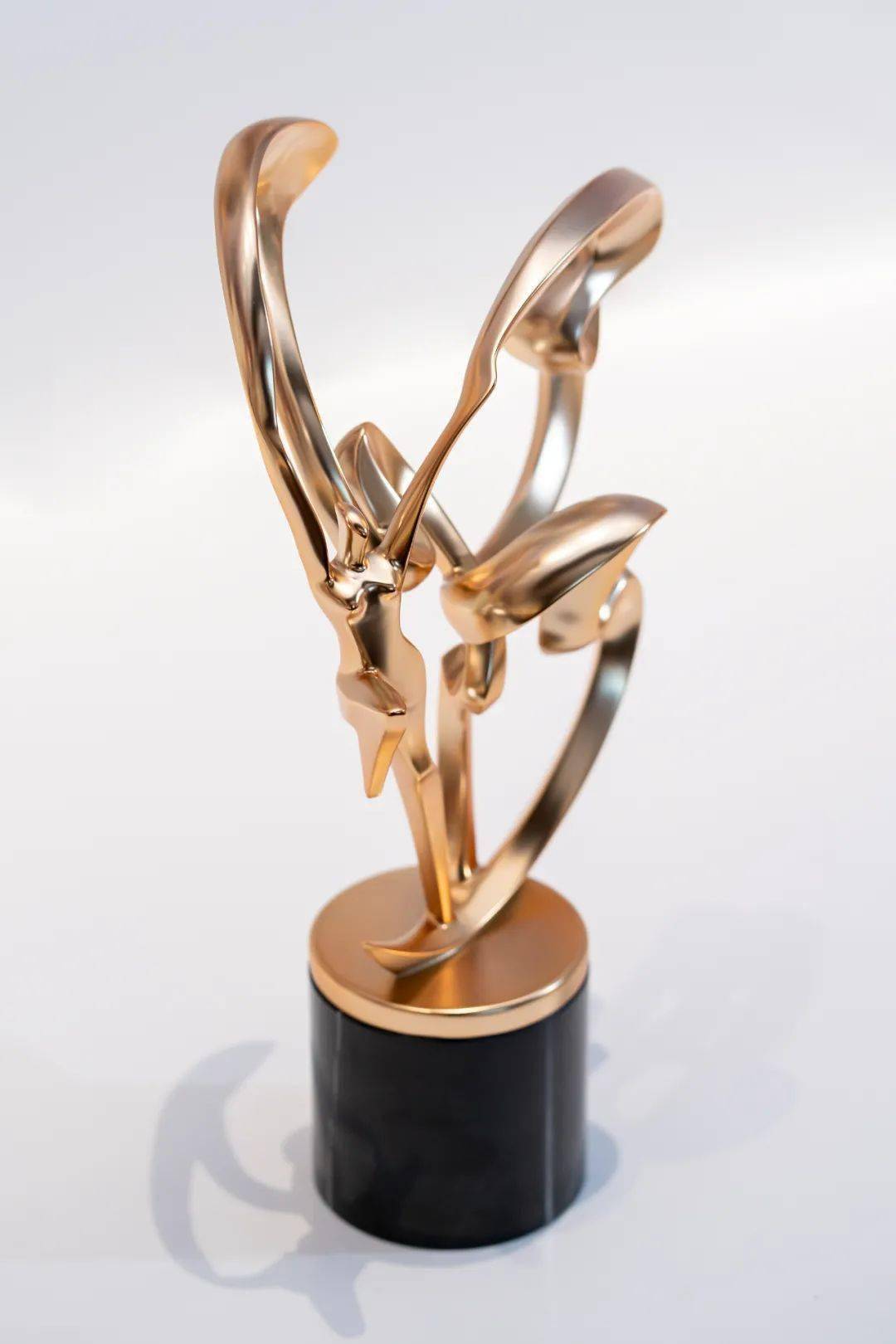 赛讯| 脚踏飞鸿雁,狂舞入星滔——中意青年未来时尚设计大赛奖杯设计