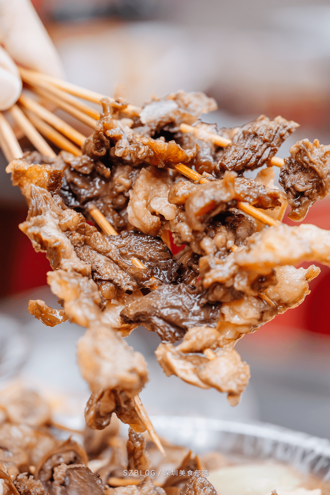 牛腩,牛肺,牛筋丸,牛肺.每串的分量不多,一口塞刚刚好.