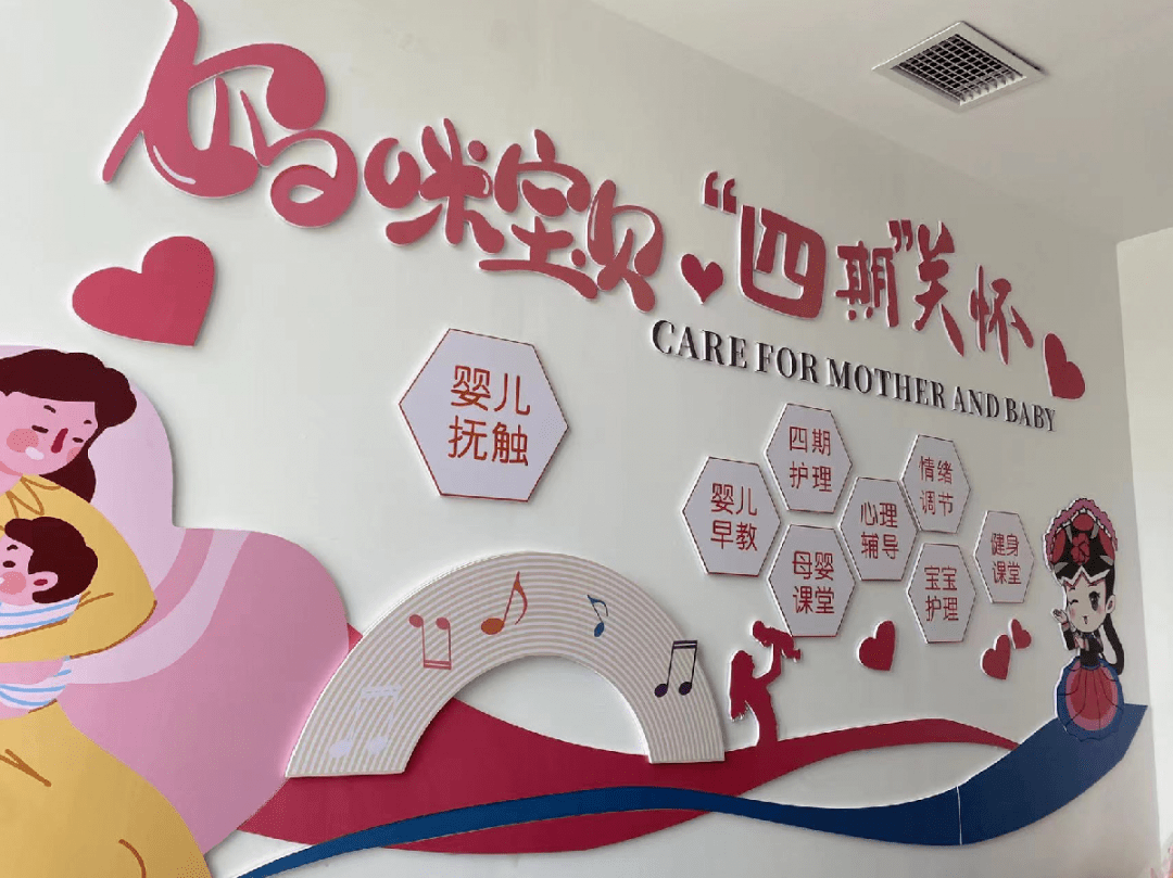 妈咪宝贝屋内布置温馨便利,婴儿床,尿布台,沙发桌椅,空调饮水机,幼儿