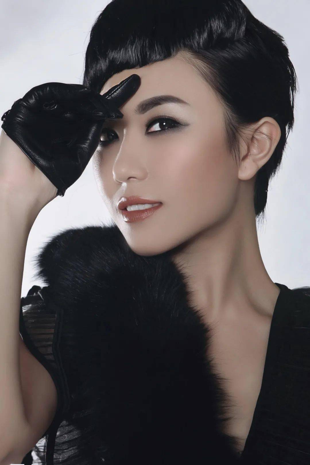 李倩声乐硕士,师从我国著名声乐教育家马秋华教授,现任北京舞蹈学院