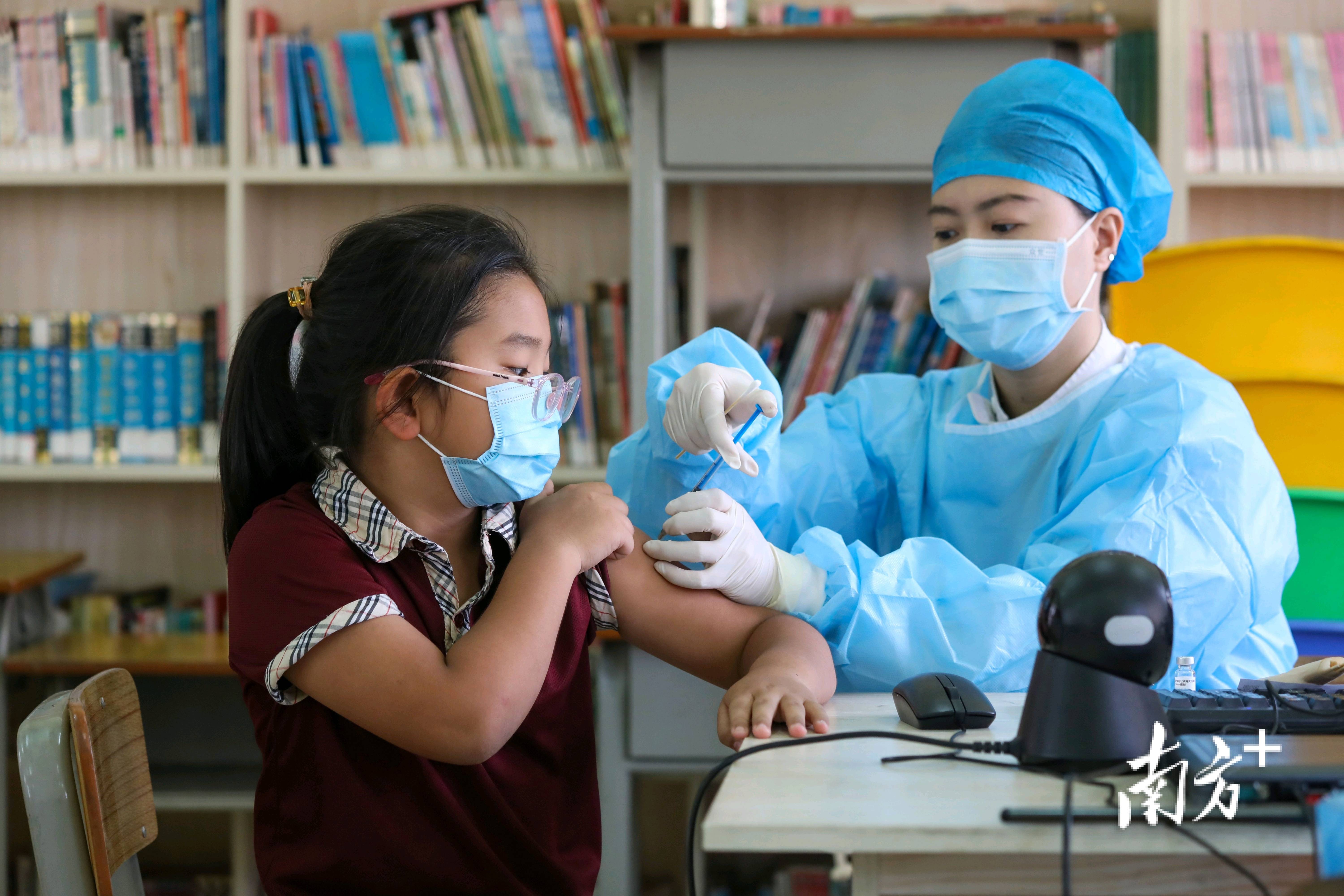 据悉,中大五院此次承担了30所小学,幼儿园的新冠疫苗接种工作任务