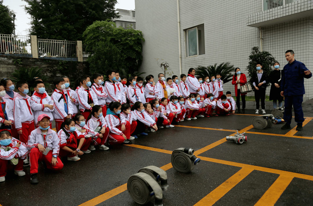 119消防宣传月内江市第十小学校萌娃团走进特勤消防站争当小消防员