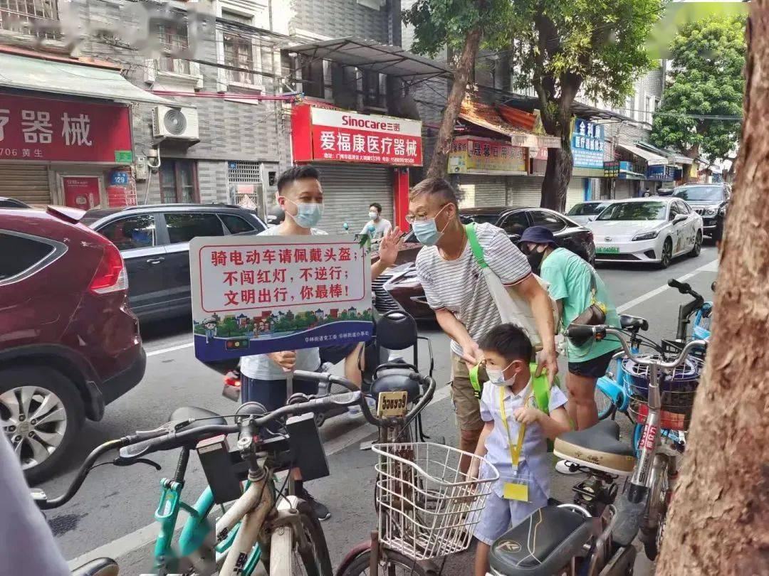 进行|小手拉大手，安全路上走丨提高交通安全意识，你我有责