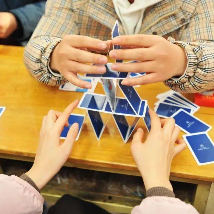 扑克叠叠乐蛋糕上的翻糖花,造型精致