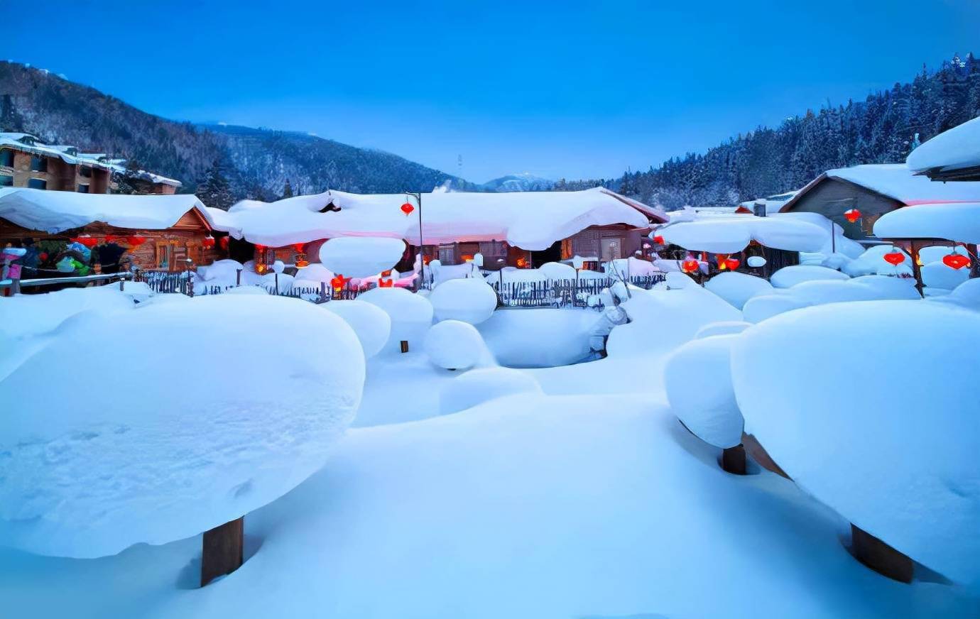 穿越林海雪原,漫步在童话世界的雪乡,观赏那大红灯笼高高挂
