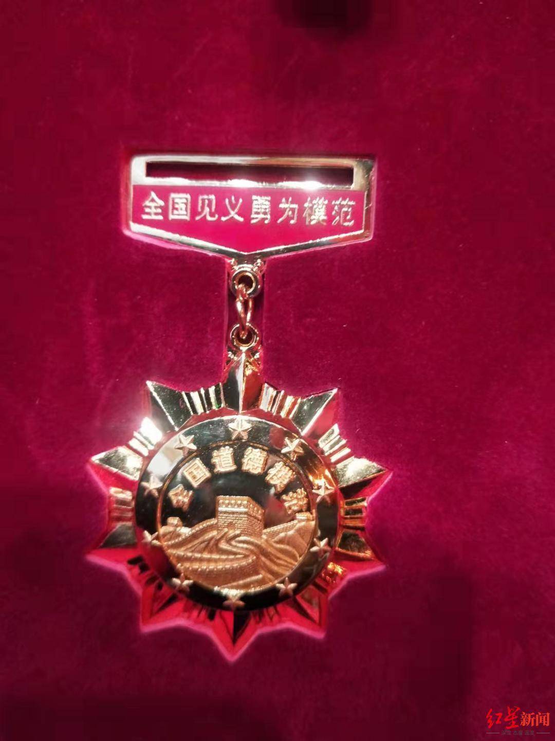 八次救人于水火 荣获全国道德模范称号后 这名基层电力员工却这样说