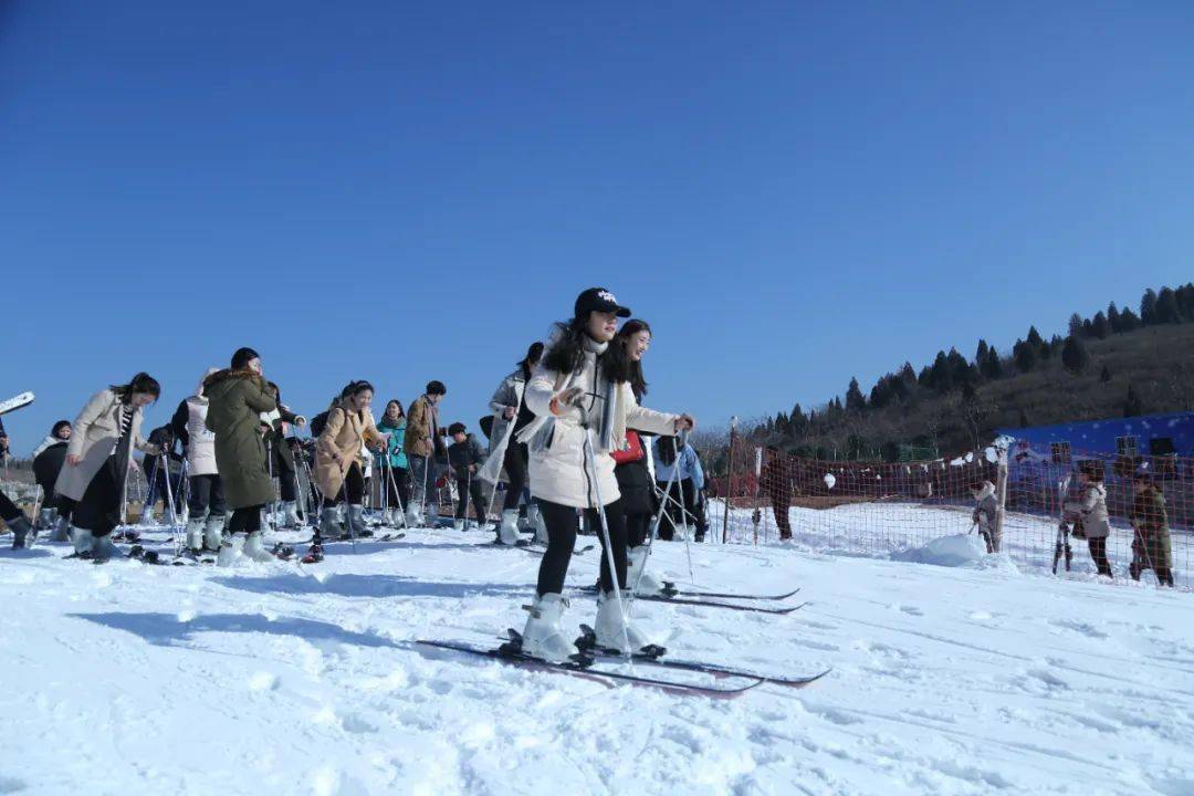 新乡滑雪场五龙山图片