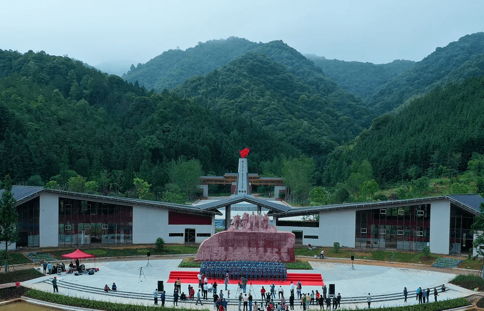 在文化公园布展了赣粤边三年游击战争历史陈列馆,中央红军长征突破第