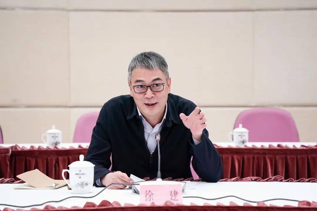 徐建主持召开座谈会就区第六次党代会报告听取老干部老同志代表意见