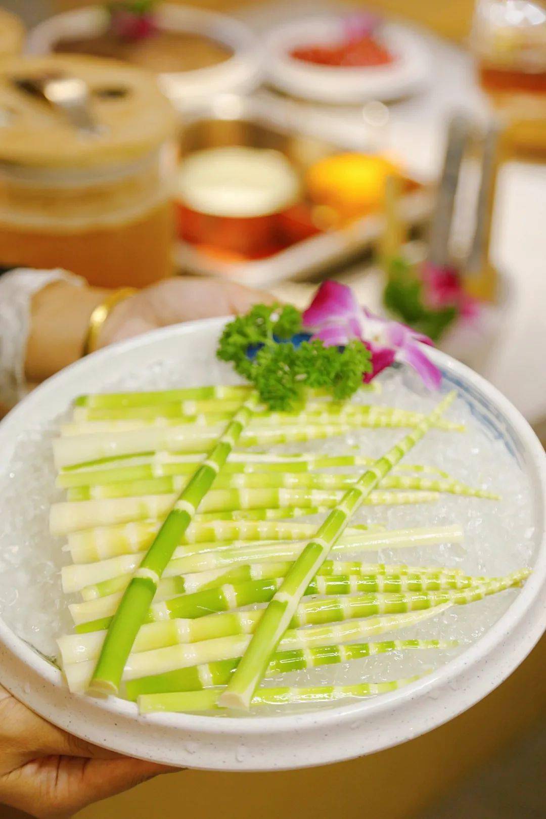 香天下的特色四川本地鲜笋,每天空运而来,新鲜的还挂着四川的露水呢