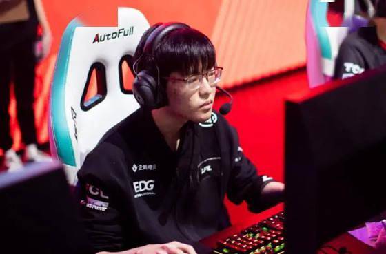 上单|LOL：从“三太子”到世界冠军，EDG.Jiejie的成长之路