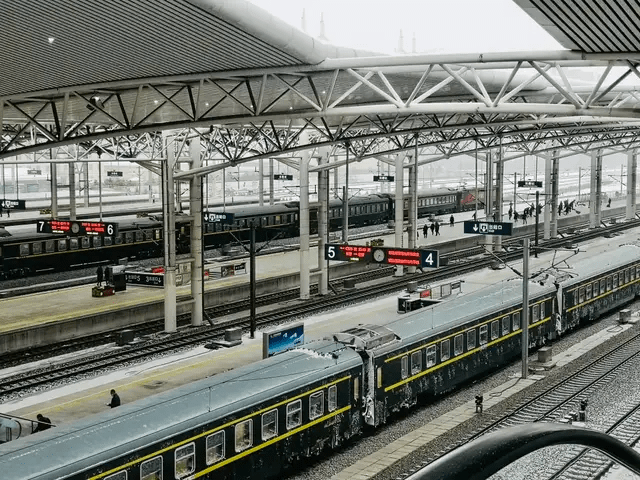 受寒潮和雨雪天气影响,11月8日长春站23趟旅客列车停运