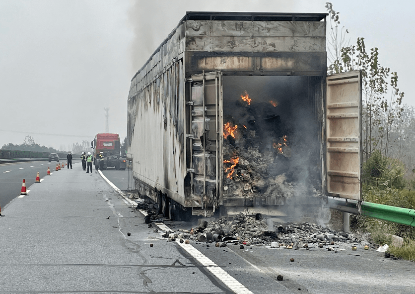 就在下沙大桥,双十一快递车突然起火,3辆消防车出动!你们的快递.