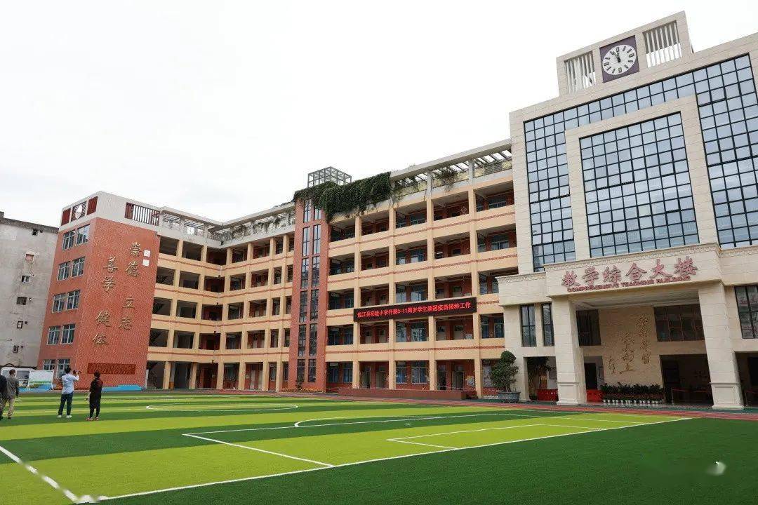 在连江实验小学,高双成一行深入校园,实地查看了学校教学楼,操场,消防