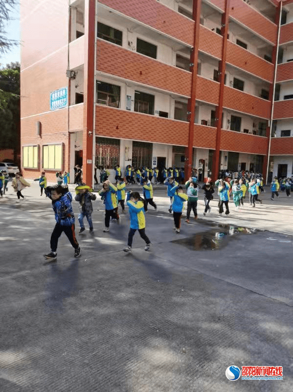 隆回县群贤小学举行防空袭暨消防安全演练