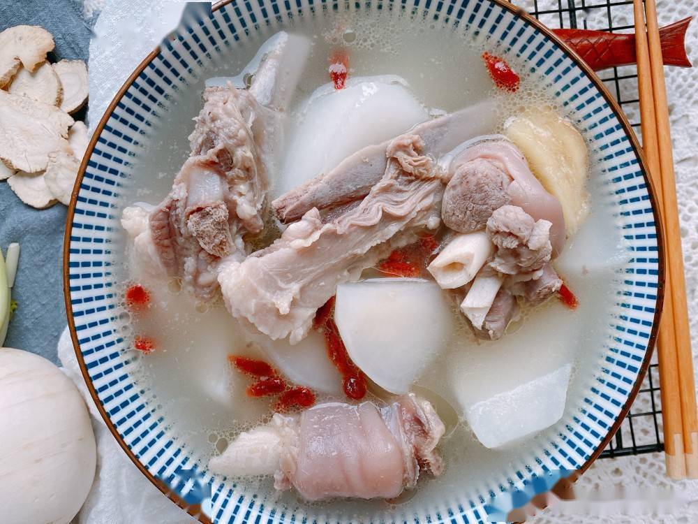 所以,今后炖肉时切记,不管是炖羊肉,牛肉,鸡肉等肉类,加入适量的白芷