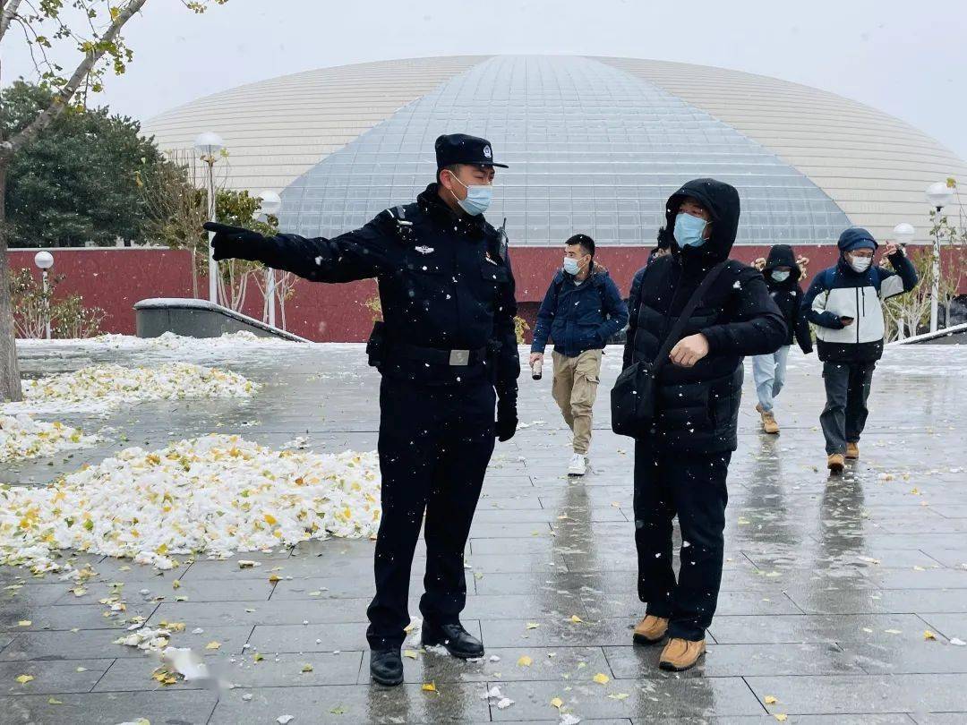 在氣溫跌破零度,寒風刺骨的情況下,首都公安民警的藏藍警服