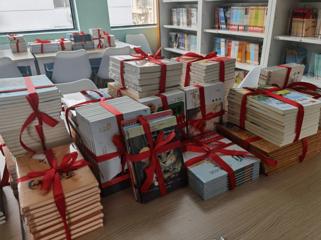 江汉二桥街人大代表捐赠的爱心书籍为做好书籍捐赠工作,区人大