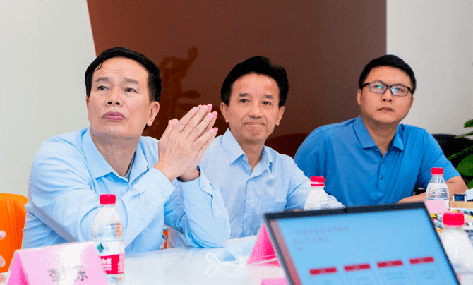 正式签约和授牌仪式签约和授牌仪式前,娱加王春雷董事长发言致辞.