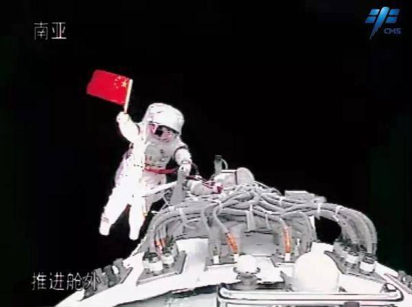 出舱的背后：每一个动作，地面都要反复模拟