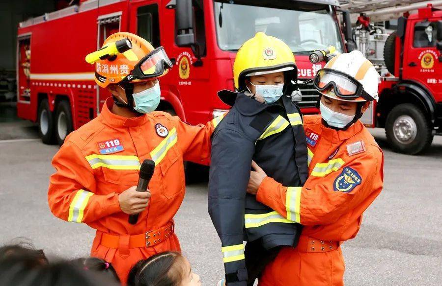 119消防日丨今天，大龙消防队来了一群“小小消防员”！_手机搜狐网