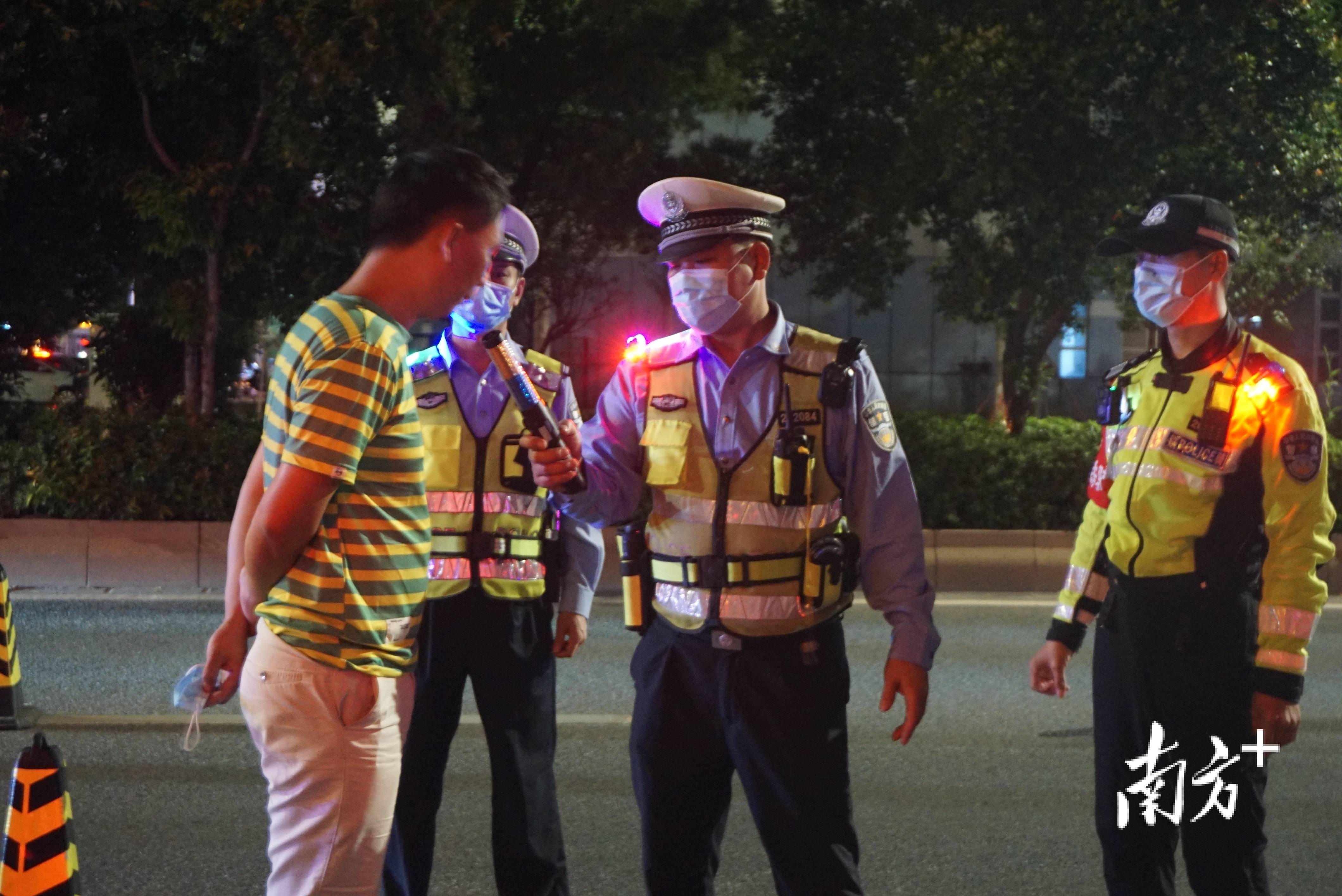 电白交警夜查酒驾行动当天查处交通违法行为67起