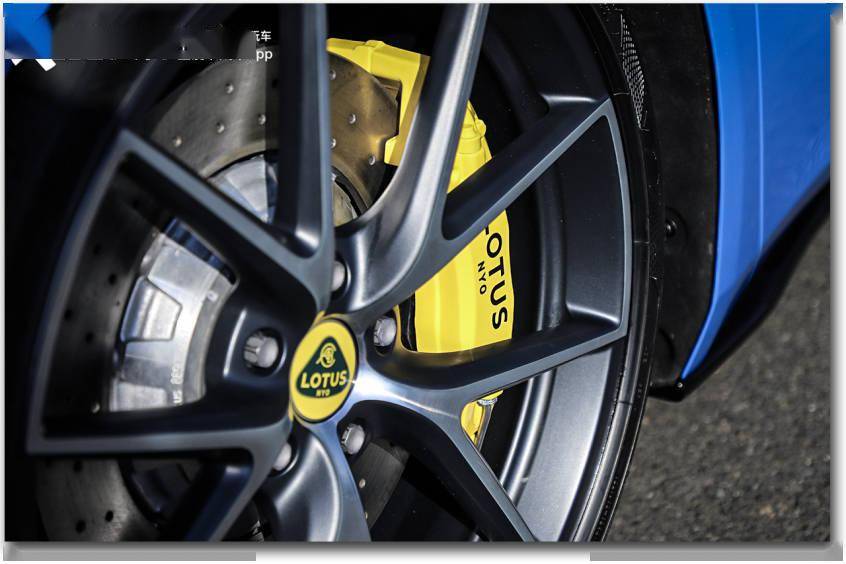 的轮胎,路特斯emira还搭载了为这款车单独研发的交叉打孔通风刹车盘