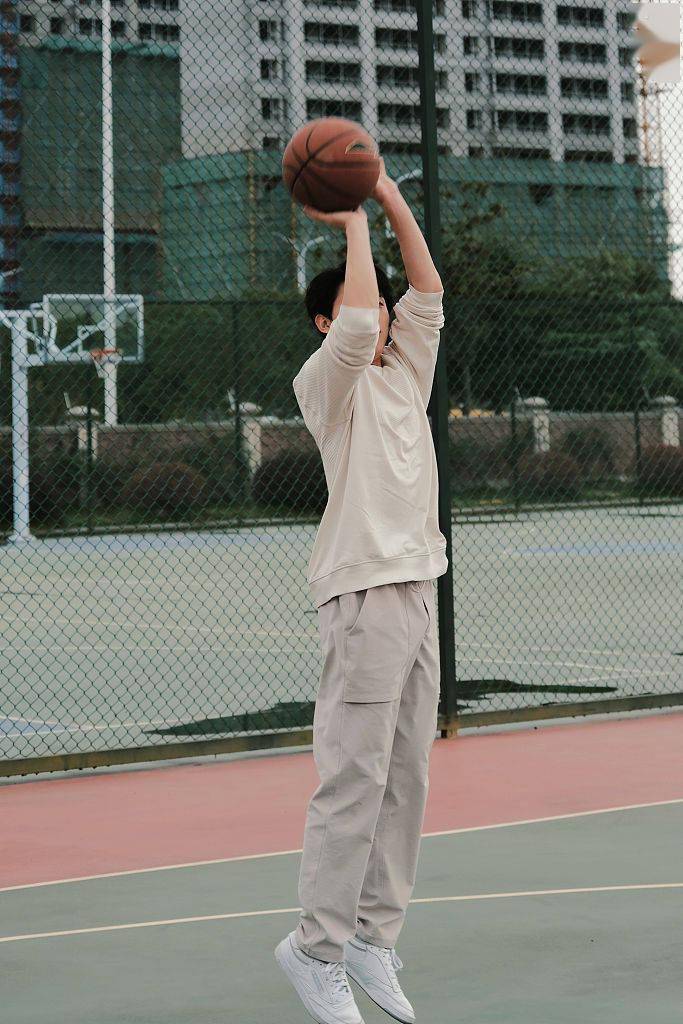 15岁打篮球的男生照片图片