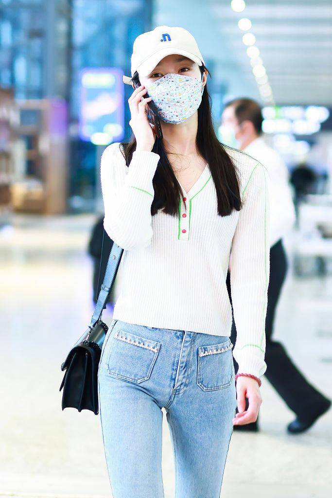 配饰 宋轶超会穿 奶油色针织衫+牛仔微喇裤超显温柔