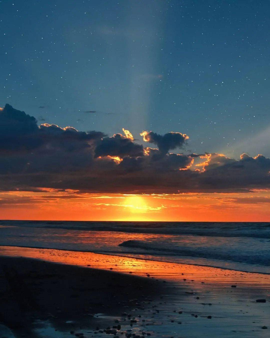 天空白云月亮和星星