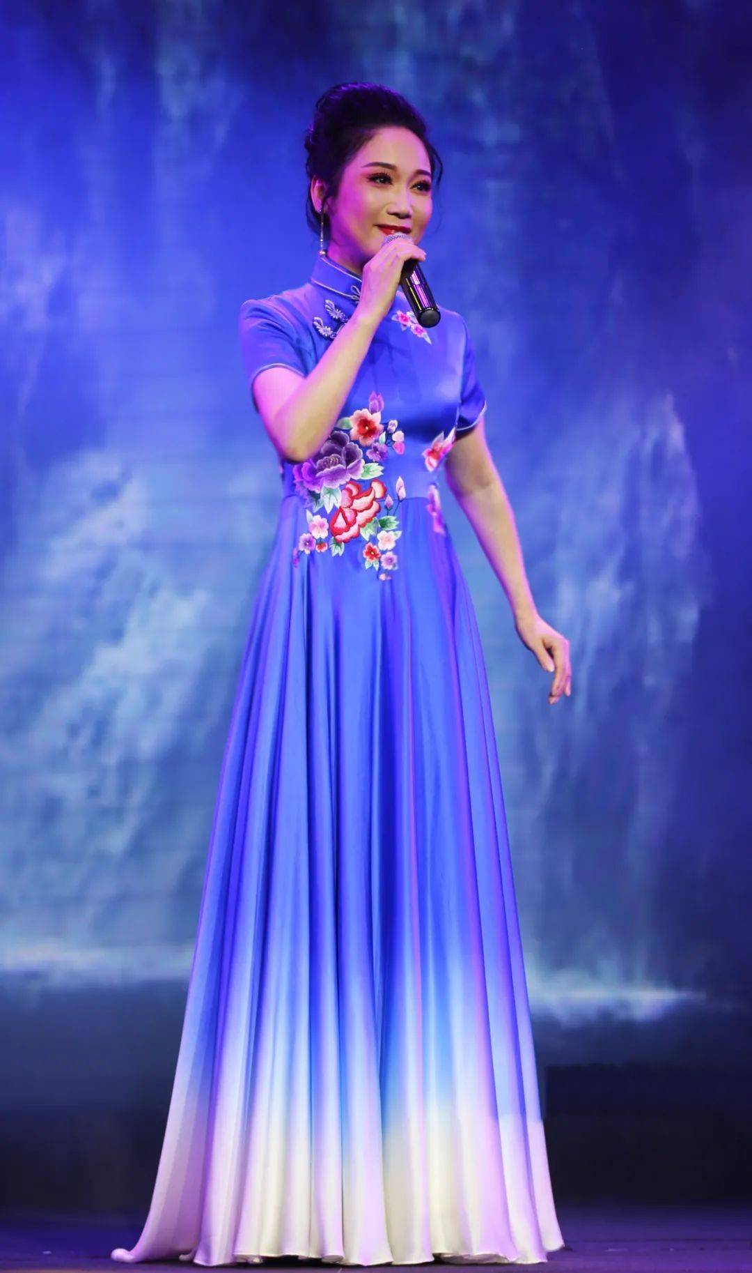 演唱者:张小萍(国家一级演员)二,"山野的风"(国家一级演员,白玉兰奖