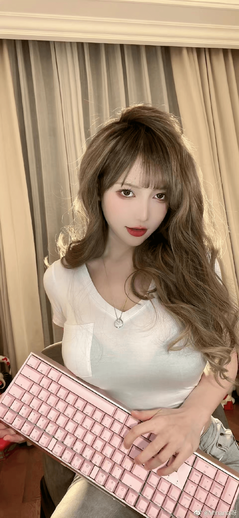 女主播cos水冰月出街性感十足水友出肉的水冰月