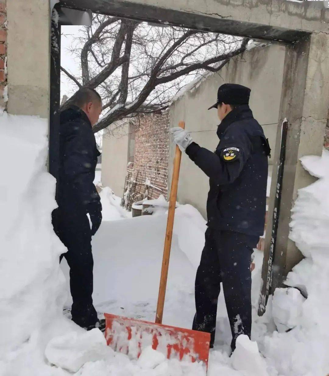 大雪封門獨居老人無法外出民警去開門兒