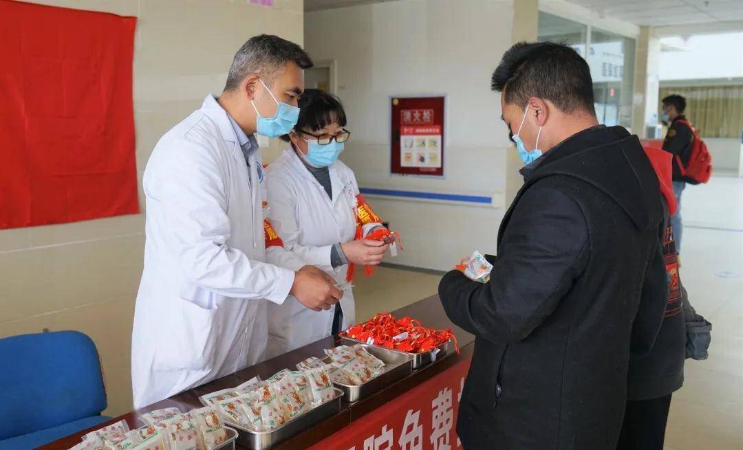 一线|防疫又暖心！红原县免费提供中药大锅汤、防疫香囊