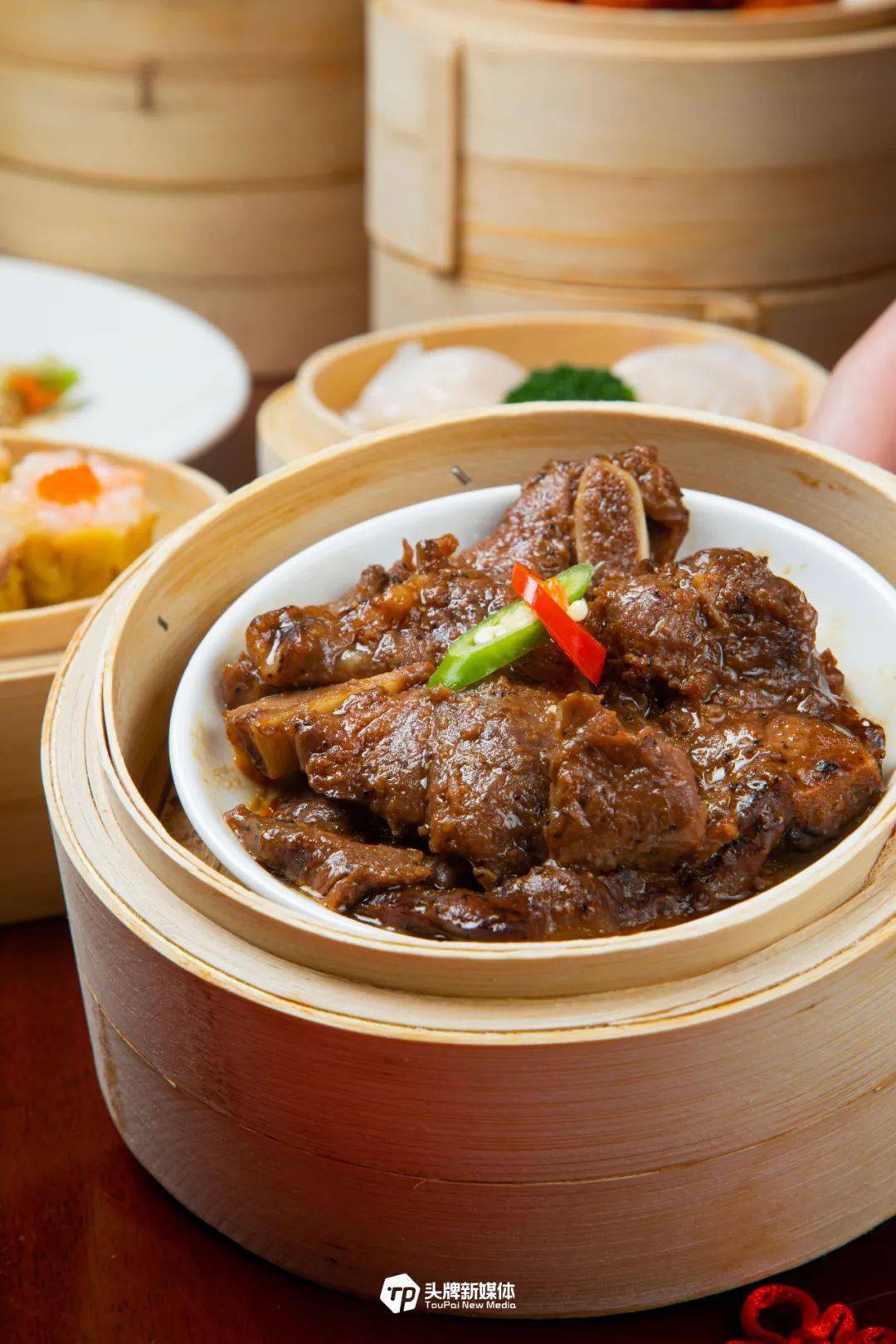 蒸蒸日上 |黑椒牛仔骨,酱汁金钱肚蒸凤爪在茶点里也是位列前茅的"点单