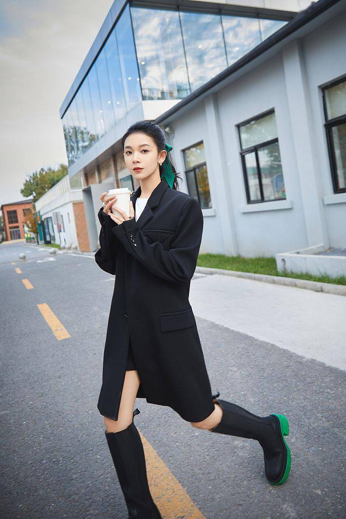 陈瑶黑色风衣搭长筒靴秀骨感美腿 扎绿色发带回眸凝望氛围感拉满